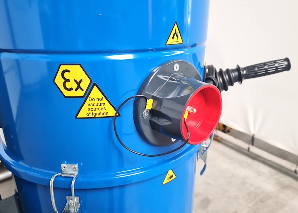 De stofzuiginlaat wordt afgesloten met een stop om stof binnenin te houden