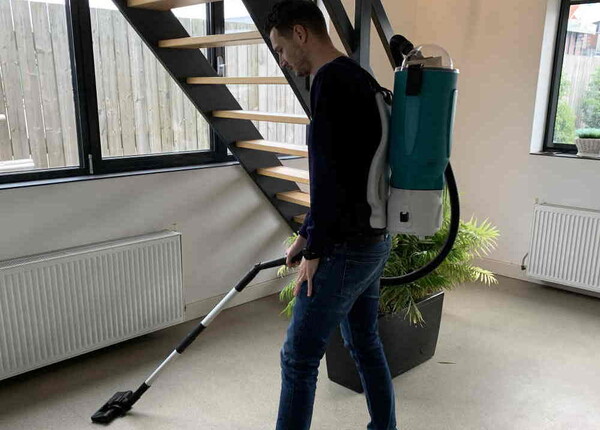 Accu rugzakstofzuiger voor het schoonzuigen van vloeren