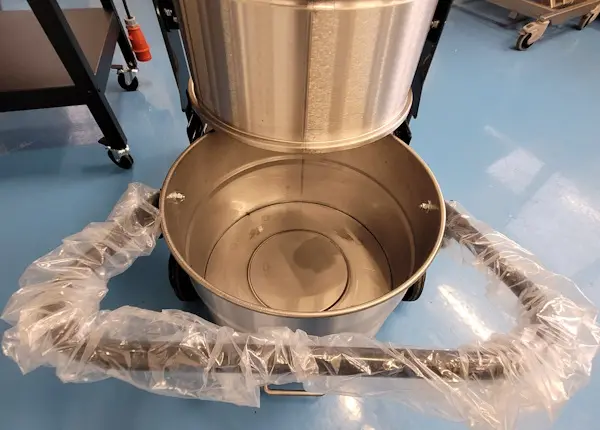 De containerinhoud van deze RVS afzuigunit is 40 liter