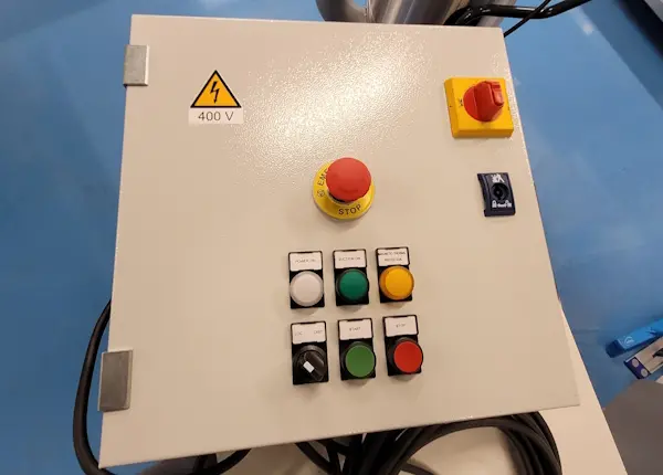 De DEDUST 10 PRO is verkrijgbaar met een groot controlepaneel en een kleine afstandsbediening