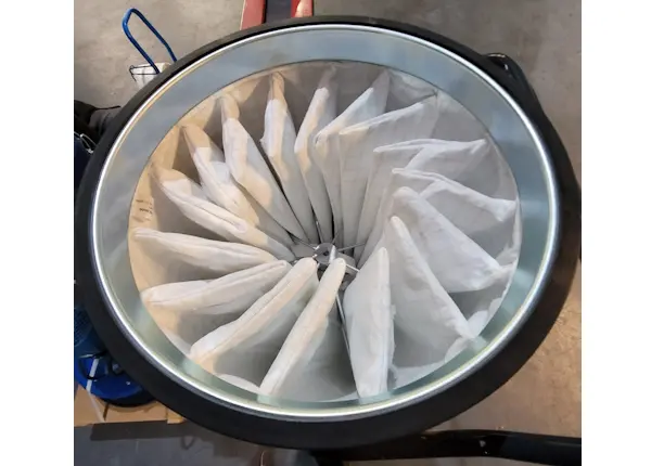 Een polyester sterfilter heeft een groot oppervlakte van wel 20.000 cm2 om lang mee te kunnen gaan