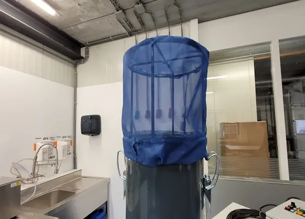 Het net boven de uitlaat zorgt dat er geen vuil in de pijp en de motor kan belanden