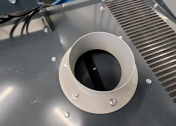 Deze inlaat kan worden aangesloten op een slang of afzuigarm