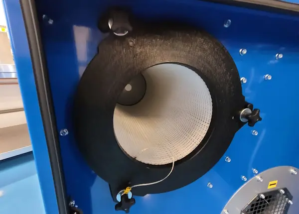 Dit patroonfilter houdt stof tegen en kan schoongemaakt worden met de filterreiniger