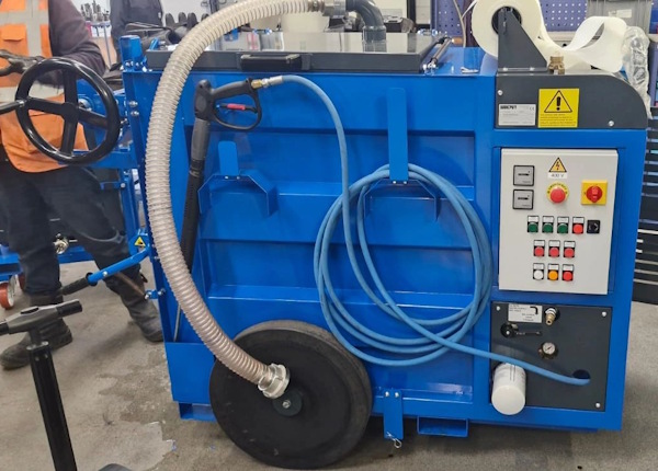 speciale oliezuiger met 500 liter opslagruimte op wielen