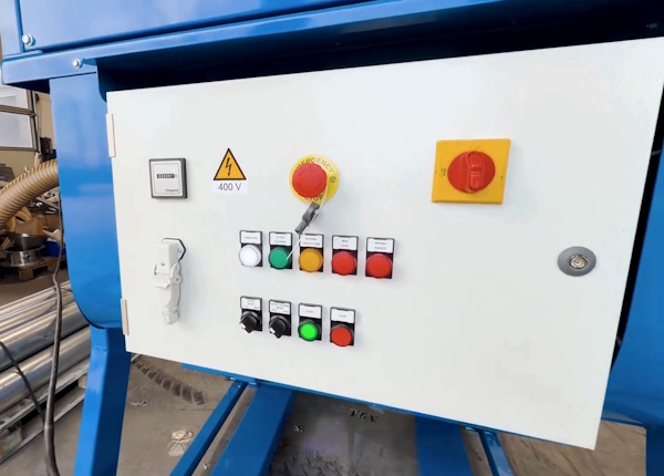De stofzuiger heeft een metalen elektrisch paneel dat voldoet aan de CE-voorschriften